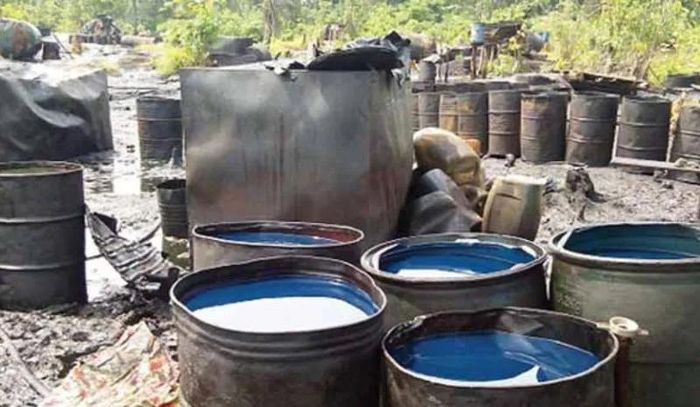 Một khu tập kết dầu bất hợp pháp ở Nigeria