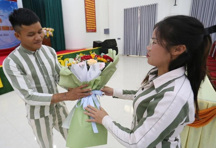 Rơ Mah Thời (bìa trái) khao khát được sớm trở về với gia đình. Ảnh: V.N