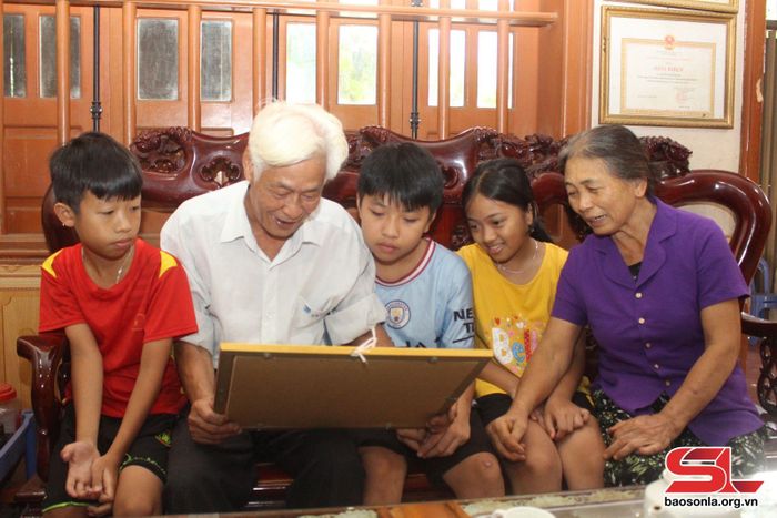 Vợ chồng ông Nguyễn Mạnh Hùng trò chuyện cùng các cháu.