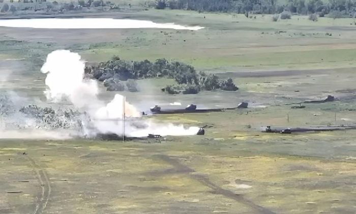 Chiến thuật tấn công chung của quân đội Ukraine, trước tiên là dọn sạch một lối đi an toàn bằng dây nổ. Sau đó, quân đội Ukraine đưa xe tăng, xe thiết giáp hình thành đội hình tấn công, nhằm vượt qua bãi mìn của quân đội Nga. 