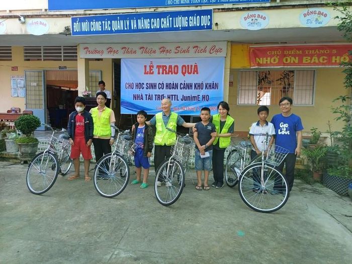 Các em học sinh xã Lộc Hòa, Thạnh Quới được nhận xe đạp.
