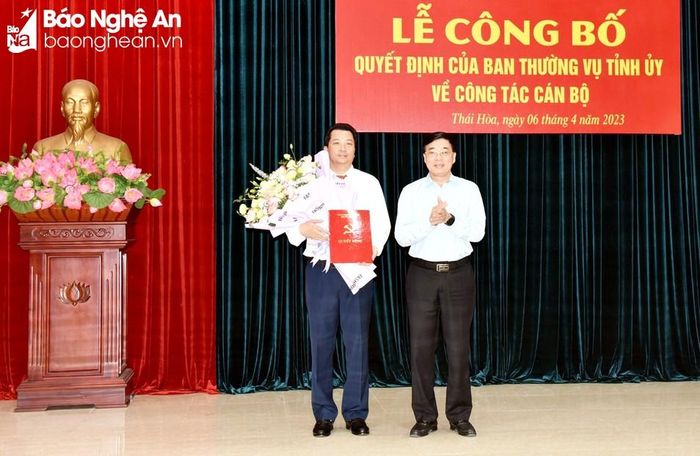  Đồng chí Nguyễn Văn Thông - Phó Bí thư Thường trực Tỉnh ủy trao Quyết định số 1839-QĐ/TU ngày 29/3/2023 của Ban Thường vụ Tỉnh ủy luân chuyển, chỉ định đồng chí Chu Anh Tuấn – Phó Giám đốc Sở Xây dựng tham gia Ban Chấp hành Đảng bộ, Ban Thường vụ Thị ủy và giữ chức vụ Phó Bí thư Thị ủy Thái Hòa, nhiệm kỳ 2020 - 2025 vào ngày 6/4/2023. Ảnh tư liệu: Thanh Lê 