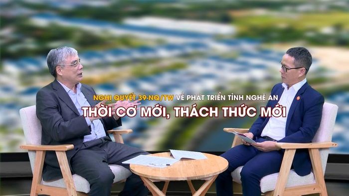  PGS. TS Trần Đình Thiên - nguyên Viện trưởng Viện Kinh tế Việt Nam trao đổi với P.V Báo Nghệ An 