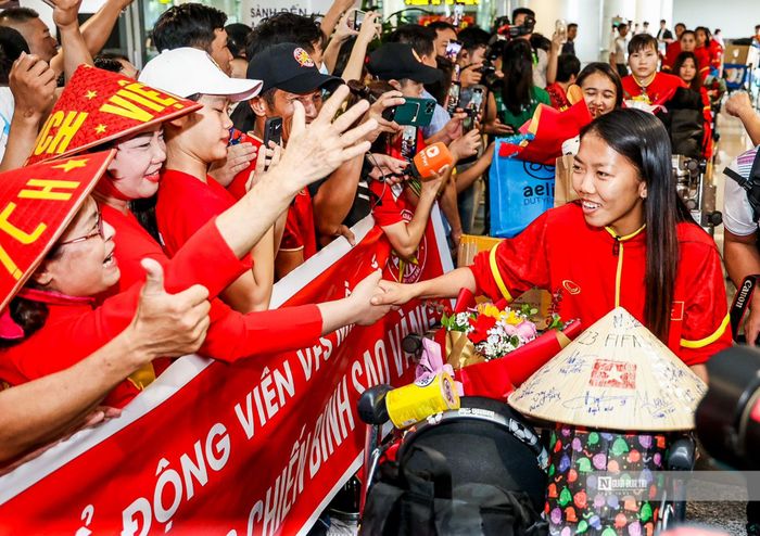  Đội trưởng Huỳnh Như bước ra đã nhận được cái ôm, bắt tay nồng thắm từ người hâm mộ.