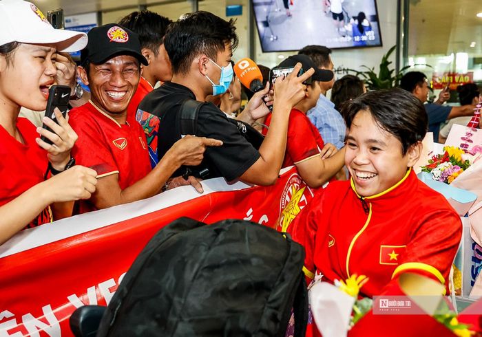 Tất cả cùng đồng thanh những khẩu hiệu “Việt Nam chiến thắng”, “Tự hào Việt Nam”… khi đội tuyển nữ Việt Nam bước ra sảnh nhà ga T2 sân bay Nội Bài.