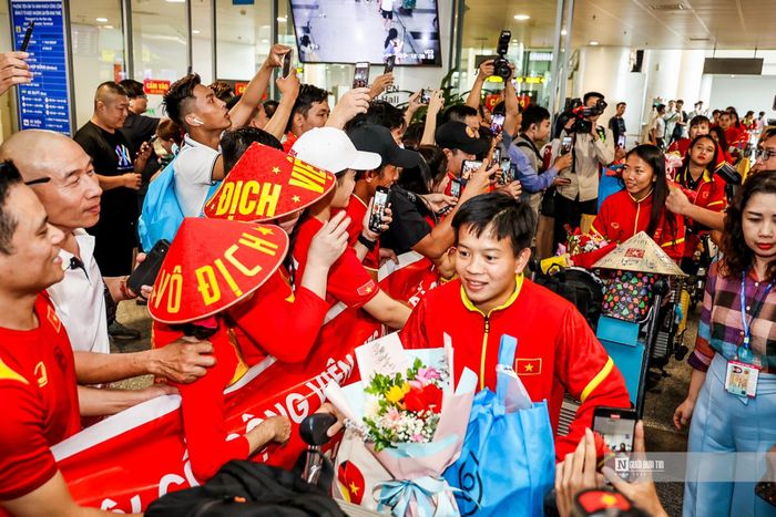 Tại sân bay Nội Bài, đông đảo cổ động viên Việt Nam có mặt ở sân bay chào đón thầy trò huấn luyện Mai Đức Chung.