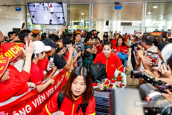 Trong chuyến trở về lần này, toàn đội sẽ chia thành hai nhóm, một nhóm hạ cánh tại sân bay Tân Sơn Nhất (Tp. HCM), nhóm còn lại sẽ về sân bay Nội Bài (Hà Nội).