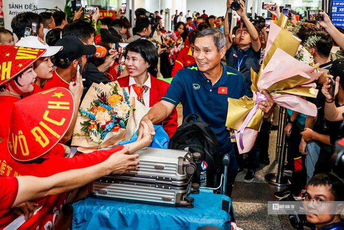 Huấn luyện viên Mai Đức Chung bắt tay cảm ơn những người hâm mộ.