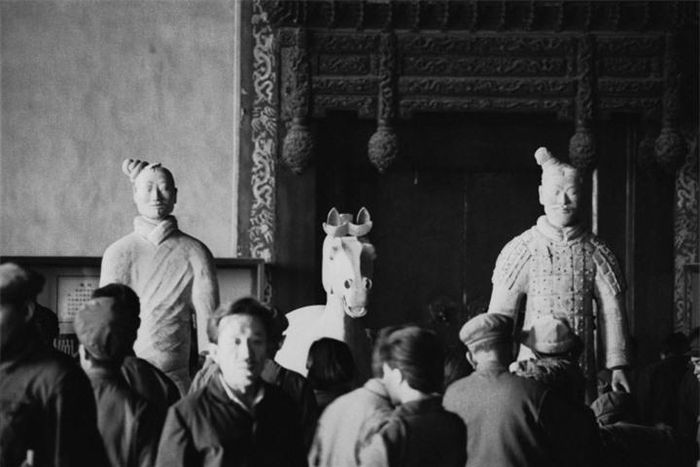 Hai tượng chiến binh đất nung và tượng ngựa khai quật năm 1974, được trưng bày ở Bắc Kinh. (Ảnh: VCG)