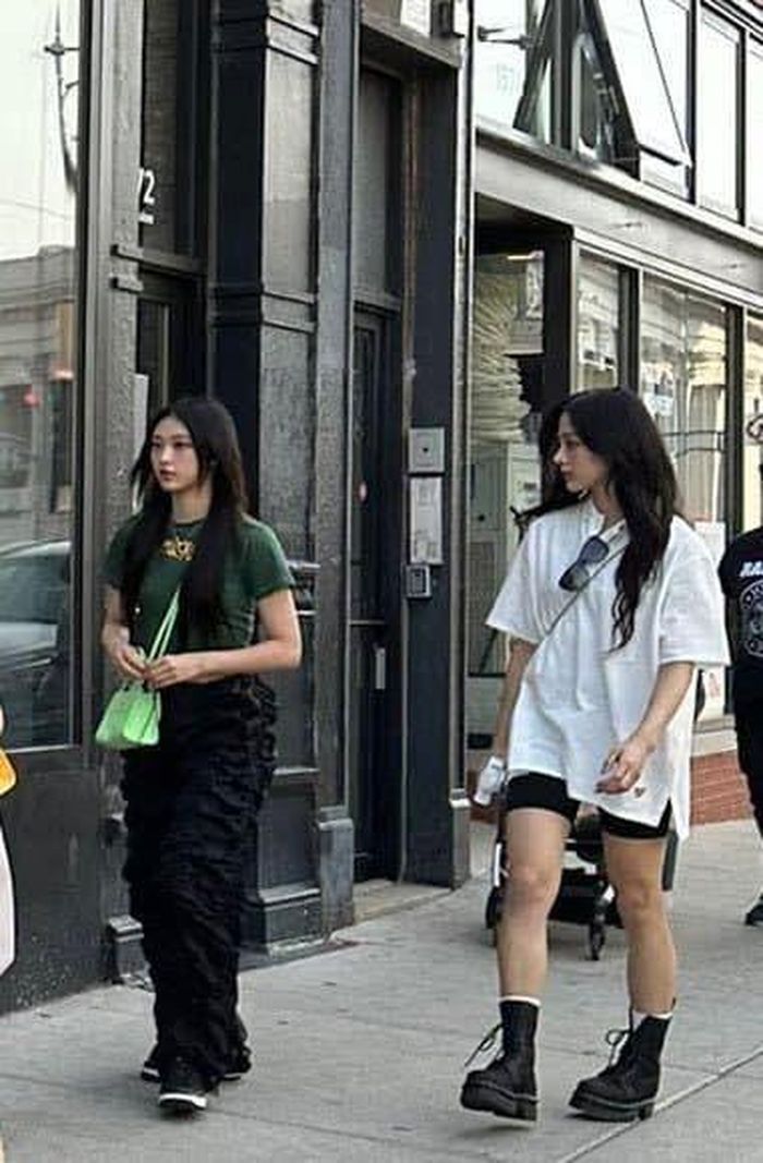 Mới đây trên đường phố Chicago, Minji và Haerin diện đồ khá đơn giản với những item quen thuộc của giới trẻ như áo phông, quần cargo, quần biker short, sneaker, boots cao cổ. Dù vậy, cặp đôi vẫn được khen hết lời vì visual xuất sắc, hoàn toàn không thất thế trước ảnh chụp vội