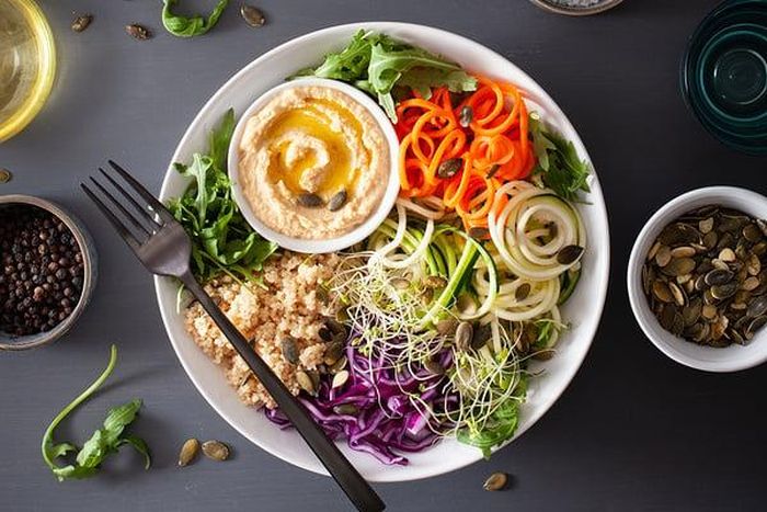 Chế độ ăn thô thuần chay không có chứa các thực phẩm liên quan đến động vật và được ăn tươi sống (Ảnh: Internet)