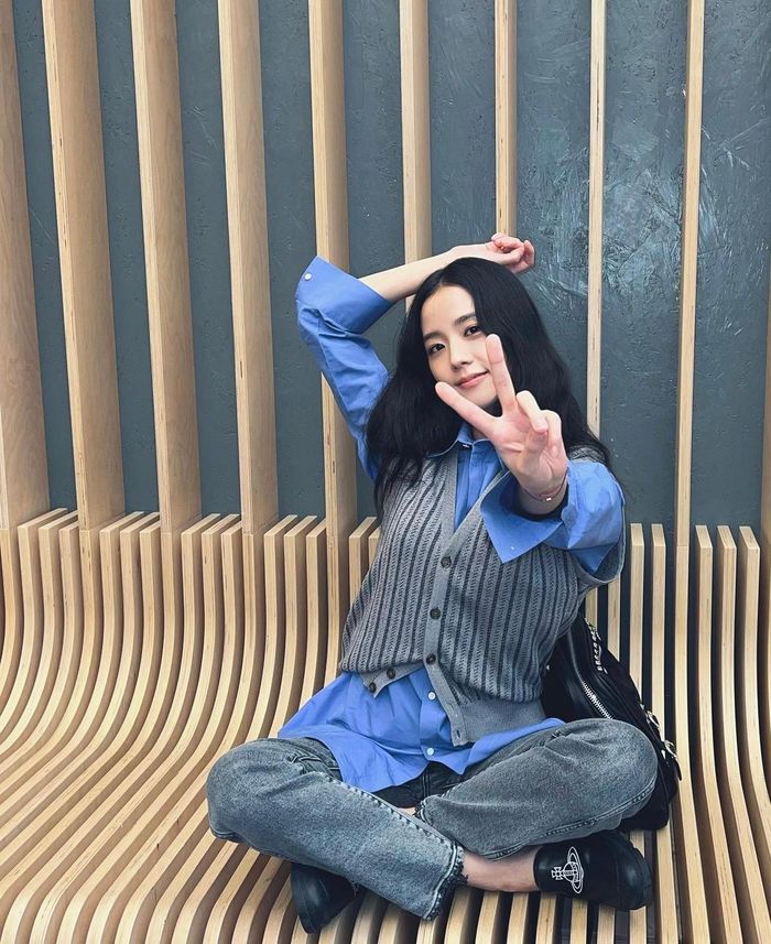 Jisoo rất mê áo sơ mi oversized thoải mái