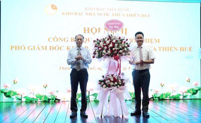 Phó Chủ tịch UBND tỉnh chúc mừng Tân Phó Giám đốc Kho bạc Nhà nước