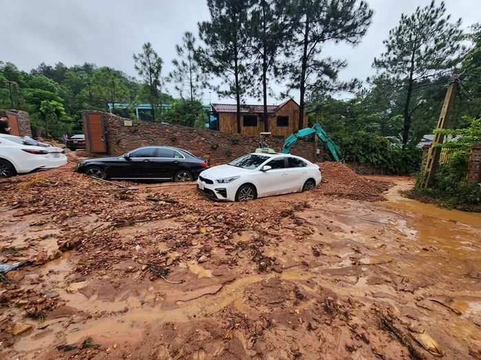  Hàng chục chiếc ô tô mắc kẹt trong bùn đất.