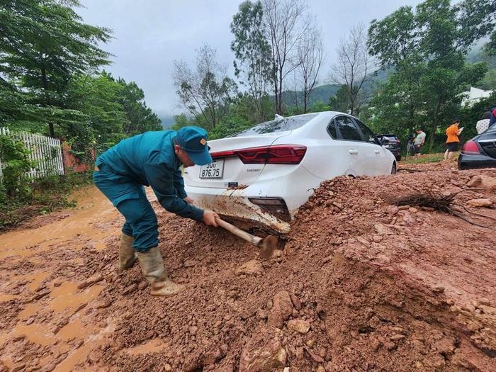 Dù công tác cứu hộ diễn ra nhiều giờ nhưng khối lượng đất đá vùi lấp quá lớn nên vẫn còn nhiều ô tô bị đất đá ngập ngang thân xe. 