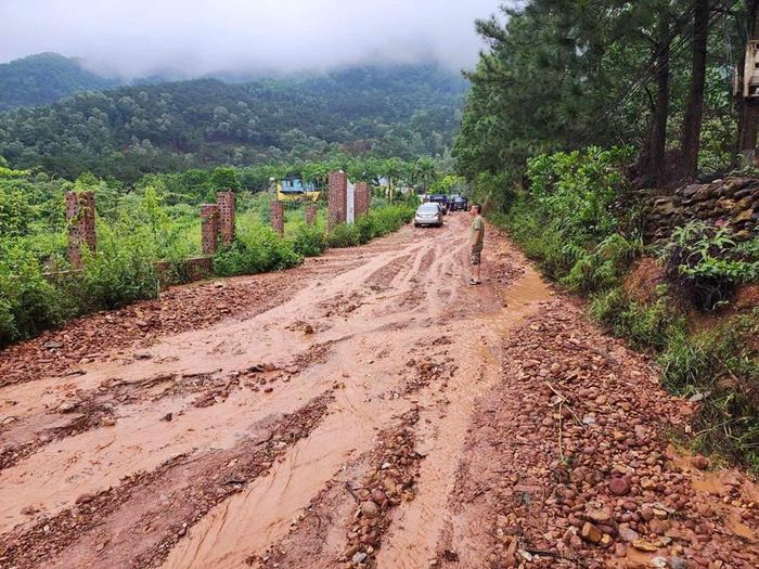 Khu vực bị bùn đất vùi lấp khoảng 1km. 
