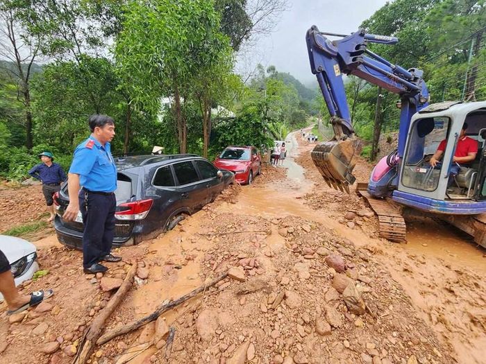  Lực lượng chức năng huy động máy móc đến hiện trường.