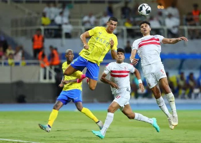 Ronaldo bật cực cao đánh đầu tung lưới đối thủ