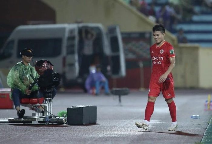 Quang Hải đang rất khó khăn để chứng tỏ mình ở Công An Hà Nội. Ảnh: Hoàng Linh