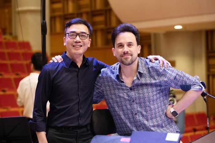 Nhạc sĩ Đỗ Bảo và nhạc trưởng Olivier Ochanine, dàn nhạc Sun Symphony Orchestra