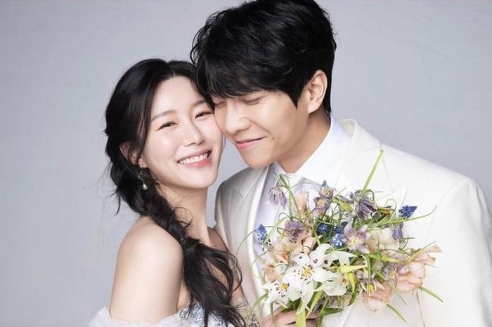 Lee Seung Gi bị lộ chuyện tình cảm vào thời điểm muốn "dứt áo ra đi" với Hook Entertainment