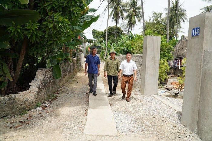 Con đường liên khối đã trở nên rộng rãi hơn sau khi CCB Nguyễn Văn Thông và bà con nhân dân tham gia hiến đất mở đường