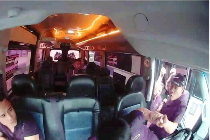 Tài xế xe khách bị nhóm người chặn lại rồi hành hung (Ảnh do camera xe khách ghi lại)