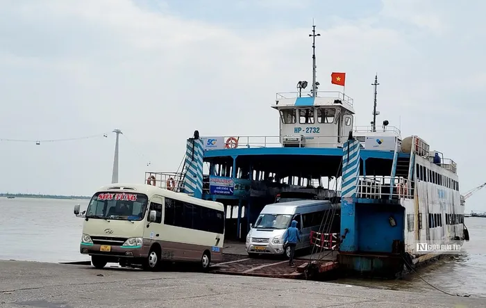 Ô tô vận chuyển hành khách qua phà Gót- Cát Viềng để tới khu du lịch Cát Bà, Tp.Hải Phòng (Ảnh: Thái Phan).