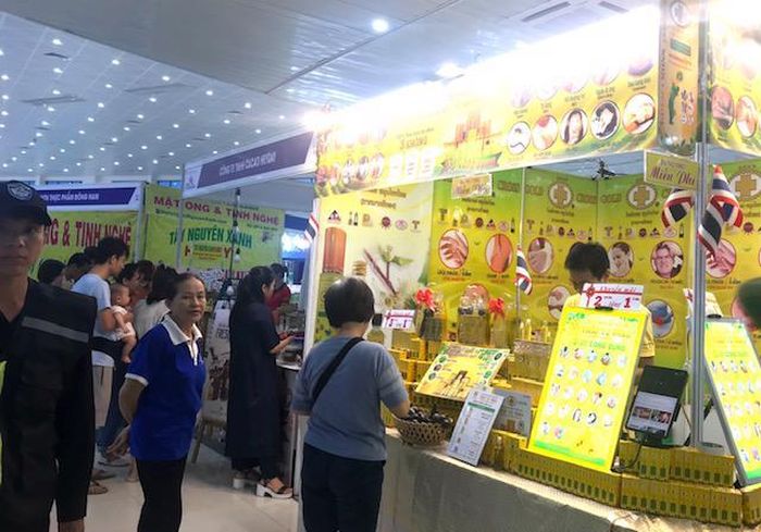 Gian hàng trưng bày-bán các loại tinh dầu của doanh nghiệp Thái Lan tại Hội chợ. Ảnh Ngô Anh Văn