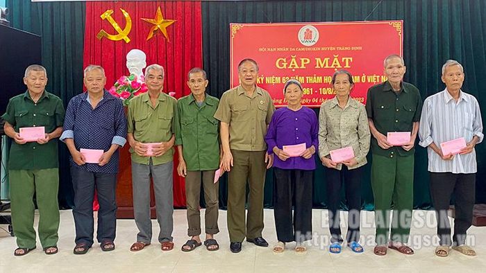 Lãnh đạo Hội Nạn nhân chất độc da cam tỉnh trao quà cho các nạn nhân da cam trực tiếp tại buổi gặp mặt