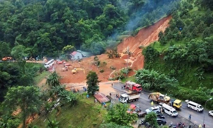 Hiện trường vụ sạt lở đất nghiêm trọng trên đèo Bảo Lộc khiến 4 người bị vùi lấp dẫn đến tử vong xảy ra vào chiều 30/7.