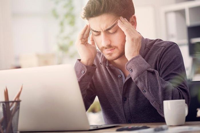 Thời tiết nóng bức có thể làm các cơn đau đầu diễn ra dồn dập, đặc biệt là ở những người làm công việc văn phòng