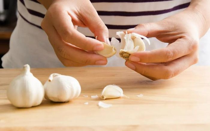 Việc nấu chín tỏi sẽ phá hủy enzym cho phép hình thành allicin và các hợp chất lưu huỳnh có lợi của tỏi giúp kháng khuẩn, kháng cholesterol, chống ung thư... Vì vậy, tỏi được ép hoặc nghiền nát, cho phép hình thành các hợp chất bảo vệ bằng phản ứng enzym và nó được cho vào món salad hoặc nước sốt lạnh.