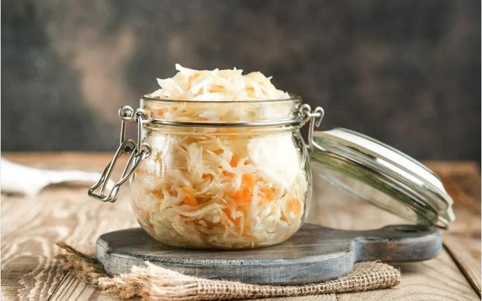 Dưa cải bắp là loại bắp cải lên men giàu men vi sinh, loại vi khuẩn tốt giúp củng cố hệ vi sinh vật của chúng ta.