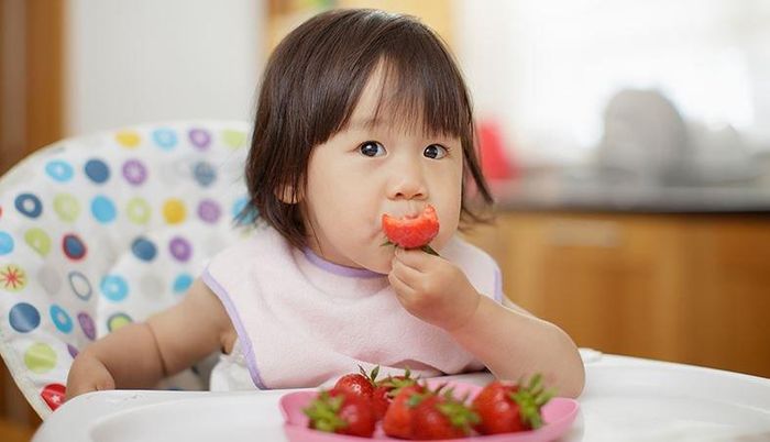 Tăng cường cho trẻ ăn nhiều loại hoa quả. Ảnh minh họa
