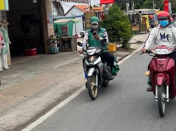 Vừa chạy xe vừa bấm điện thoại