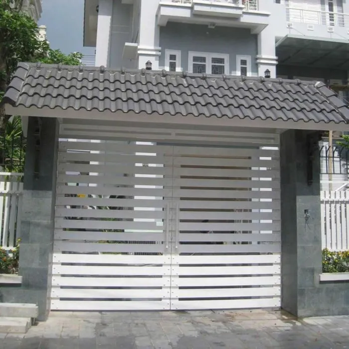 Mẫu cổng nhà trên được thiết kế khá đơn giản, tối ưu mọi họa tiết trên bề mặt khung cũng như cánh cửa. Kết hợp hai màu sáng tối sẽ tôn lên được nét đẹp tổng thể của toàn bộ cổng nhà này.