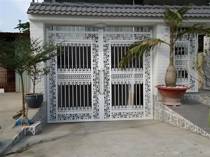 Cổng nhà đẹp thiết kế theo phong cách châu Âu được làm bằng sắt vừa bền đẹp mà sang trọng phù hợp với thẩm mỹ của ngôi nhà cũng như khả năng tài chính của gia đình.