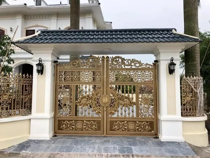 Mẫu cổng nhà đẹp mái Nhật vẫn luôn được nhiều gia chủ yêu thích. Hai bên trụ cổng được lắp đặt thêm hai chiếc đèn treo cổ điển tạo thêm vẻ sang trọng ngay từ bên ngoài.