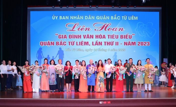 Ban tổ chức tặng cờ lưu niệm cho các đơn vị tham gia liên hoan.
