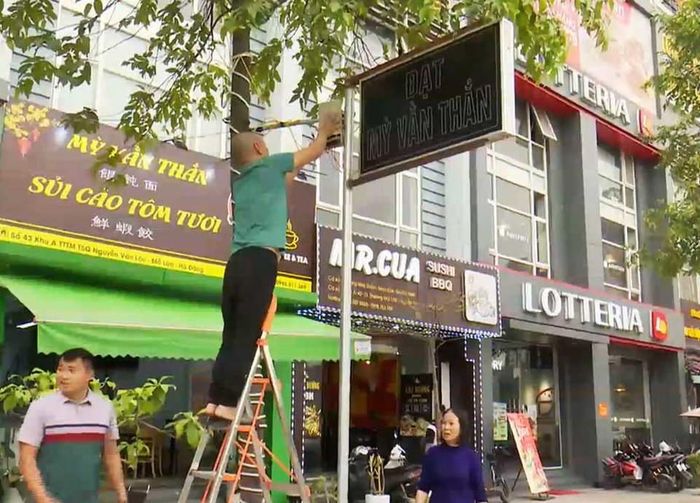 Tháo dỡ các biển quảng cáo không đúng quy định 