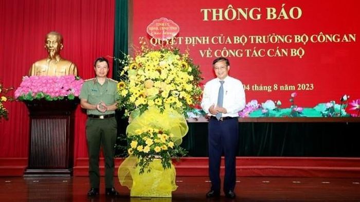 Ông Nguyễn Đức Vượng - Phó Chủ tịch UBND tỉnh Hà Nam chúc mừng đại tá Nguyễn Thanh Hà