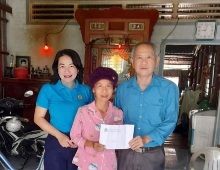 Đại diện LĐLĐ huyện Thoại Sơn và CĐCS Trường C thị trấn Núi Sập trao hỗ trợ cô Nhung.