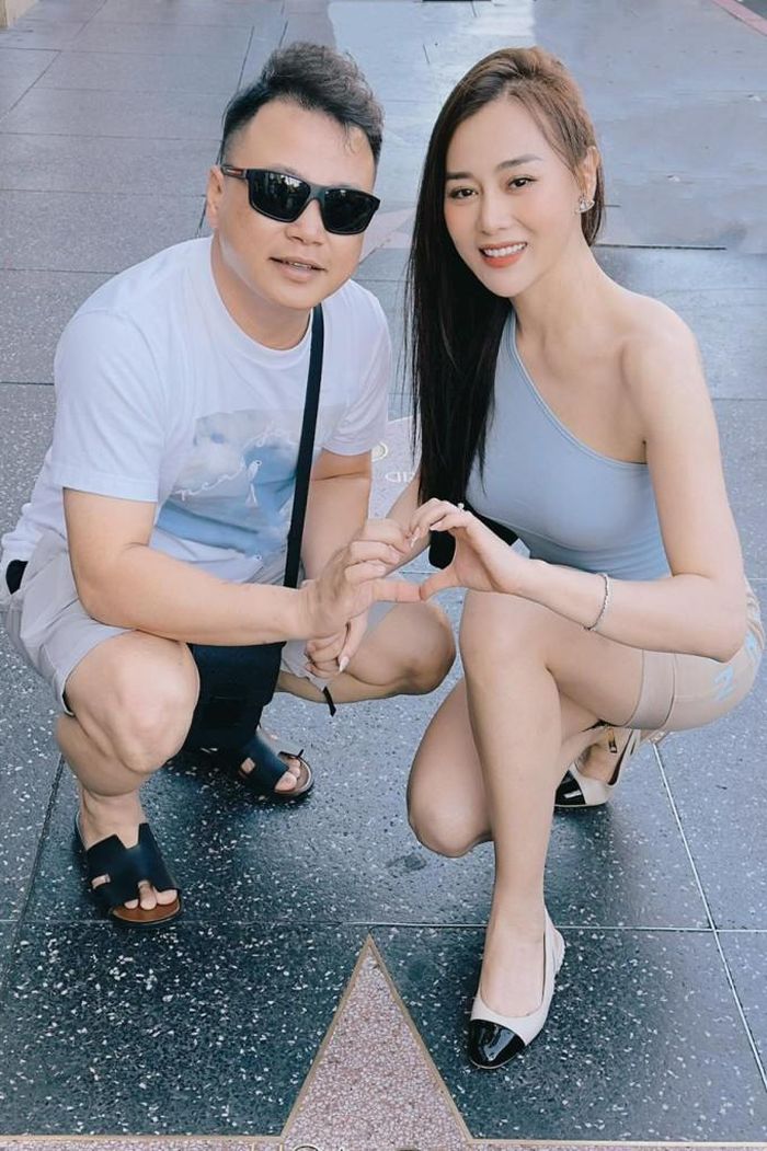 Cả hai ghép biểu tượng trái tim khi tới Hollywood Boulevard ở Los Angeles, California (Mỹ). Từ khi yêu, Shark Bình đã đưa Phương Oanh tới nhiều nước trên thế giới như: Thái Lan, Nhật Bản, Anh, Mỹ... (Nguồn: Vietnamnet)