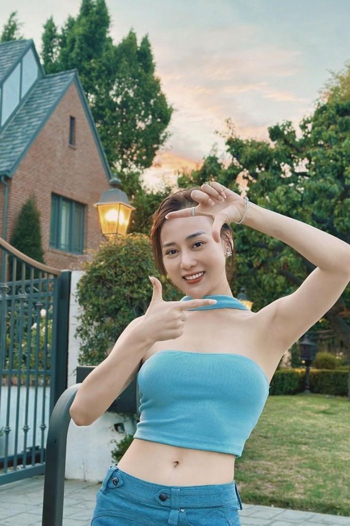 Phương Oanh diện cả cây xanh với áo crop top khoe eo thon. Nữ diễn viên 'Quỳnh búp bê' than bị jet lag (hội chứng của cơ thể do thay đổi múi giờ mà không có sự đồng bộ) dù đã sang Mỹ được vài ngày nhưng vẫn cười rạng rỡ. (Nguồn: Vietnamnet)
