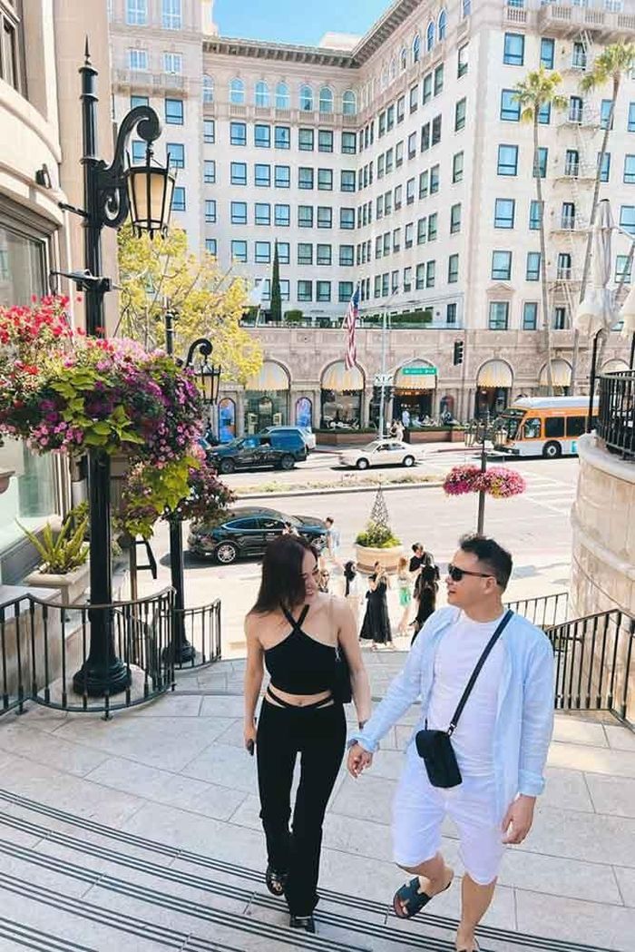 Nữ diễn viên sinh năm 1989 chọn phong cách thời trang năng động khi sánh đôi với chồng, người hơn cô 8 tuổi, đi trên phố. Phương Oanh và Shark Bình chọn dép đế thấp cho tiện di chuyển. (Nguồn: Vietnamnet)