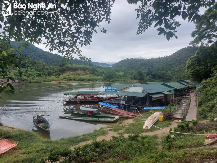 Các nhà bè nổi không tháo dỡ. Ảnh: T.H 