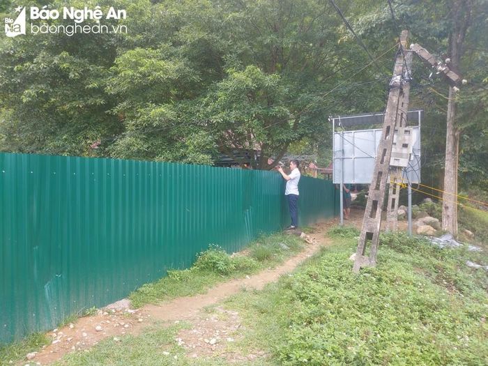  Rào chắn được chính quyền xây dựng. Ảnh: T.H 