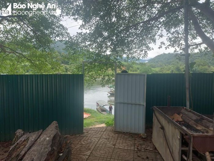  Mặc dù làm rào chắn nhưng lại chừa lối ra vào nên khách vẫn thoải mái ra vào nhà hàng nổi. Ảnh: T.H 