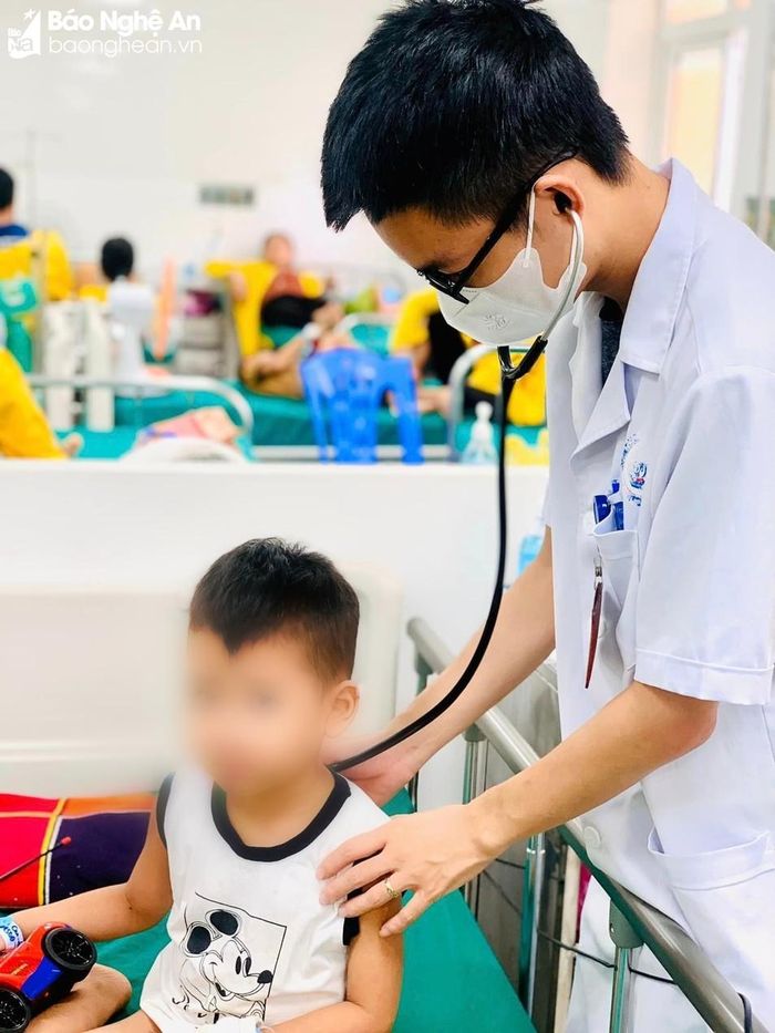  Sau 8 ngày điều trị, bệnh nhi đã tỉnh táo, sức khỏe tiến triển tốt, không có di chứng về thần kinh. Ảnh: Hoàng Yến 